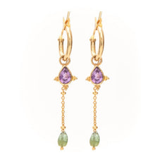 Cargar imagen en el visor de la galería, aros pequeños con cadena bañados en oro con amatista y turmalina verde por Bechi Ulivi Jewels.
Gold-plated small hoops with chain, amethyst and green tourmaline stones by Bechi Ulivi Jewels.