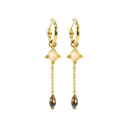 Cargar imagen en el visor de la galería, aros con cadena bañados en oro con piedra Adularia y Turmalina por Bechi Ulivi Jewels.
Gold-plated small hoops with chain and peach moonstone and tourmaline stones by Bechi Ulivi Jewels.