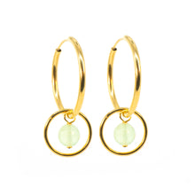 Cargar imagen en el visor de la galería, Criollas o aros bañados en oro con aro pequeño y bola de prenita.
Gold-plated hoops with another small hoop on it and a round prenite stone.