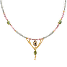 Cargar imagen en el visor de la galería, Gargantilla de cuarzo ahumado, granate, onix negro y turmalina verde con cadena bañada en oro por Bechi Ulivi Jewels.
Smoky quartz, garnet, black onyx and green tourmaline beaded necklace with gold-plated chain made by Bechi Ulivi Jewels.