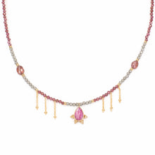 Cargar imagen en el visor de la galería, Gargantilla de granate, cuarzo ahumado, y turmalina con cadena bañada en oro por Bechi Ulivi Jewels.
Garnet, smoky quartz and tourmaline beaded necklace with gold-plated chain by Bechi Ulivi Jewels.