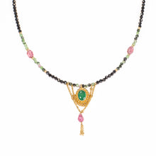 Cargar imagen en el visor de la galería, Gargantilla de zoisita, turmalina, onix negro y verde con cadena bañada en oro por Bechi Ulivi Jewels.
Zoisite, turmaline, black and green onyx with gold-plated chain made by Bechi Ulivi Jewels.