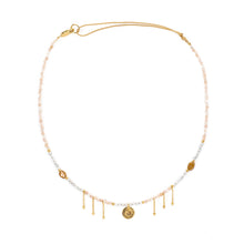 Cargar imagen en el visor de la galería, Gargantilla de piedra adularia, labradorita, granate hessonita y citrino con cadena y colgante bañada en oro por Bechi Ulivi Jewels.
Peach moonstone, labradorite, citrine and garnet hessonite beaded necklace with gold-plated chain by Bechi Ulivi Jewels.