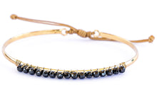 Cargar imagen en el visor de la galería, Pulsera fina bañada en oro con onix negro por Bechi Ulivi Jewels.
Thin, gold-plated bracelet with black onyx by Bechi Ulivi Jewels.