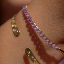 Cargar imagen en el visor de la galería, Pulsera fina, bañada en oro con amatista de Bechi Ulivi Jewels.
Thin gold-plated bracelet with amethyst by Bechi Ulivi Jewels.