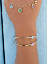 Cargar imagen en el visor de la galería, Pulsera claudia calcedonia rosa en modelo por Bechi Ulivi Jewels
