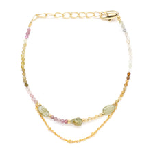 Cargar imagen en el visor de la galería, Pulsera de cuentas de turmalina con cadena bañada en oro colgando de Bechi Ulivi Jewels.
Beaded tourmaline bracelet with gold-plated chain by Bechi Ulivi Jewels.
