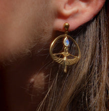 Cargar imagen en el visor de la galería, Pendientes Isis piedra luna arco iris
