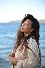 Cargar imagen en el visor de la galería, aros bañados en oro con calcedonia rosa en modelo