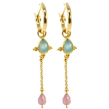 Cargar imagen en el visor de la galería, aros con cadena bañados en oro con calcedonia azul y turmalina rosa por Bechi Ulivi Jewels.
Gold-plated small hoops with chain and blue chalcedony and pink tourmaline stones by Bechi Ulivi Jewels.