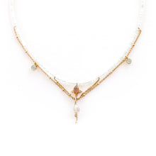 Cargar imagen en el visor de la galería, Gargantilla de piedra luna, turmalina y arsenica con cadena bañada en oro por Bechi Ulivi Jewels.
White moonstone, sandstone and tourmaline beaded necklace with gold-plated chain made by Bechi Ulivi Jewels.