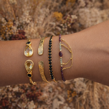 Cargar imagen en el visor de la galería, set de pulseras en modelo con pulsera cristina onix negro