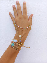 Cargar imagen en el visor de la galería, Pulsera Marja piedra luna blanca arco iris