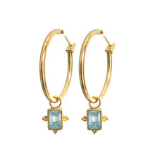 Cargar imagen en el visor de la galería, Aros bañadas en oro con colgante en topacio azul por Bechi Ulivi Jewels.
Gold-plated hoops with blue topaz pendants made by Bechi Ulivi Jewels.
