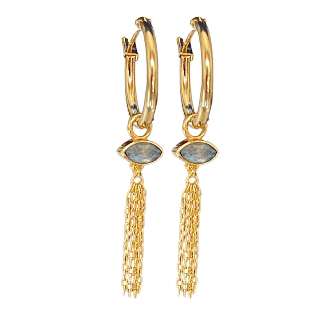 Aros con colgante en labradorita y cadena bañada en oro por Bechi Ulivi Jewels.
 Gold-plated hoop with labradorite and chain pendant made by Bechi Ulivi Jewels.