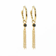 Cargar imagen en el visor de la galería, Aros con colgante de onix negro y cadena por Bechi Ulivi Jewels.
 Gold-plated hoop with black onix and chain pendant made by Bechi Ulivi Jewels.
