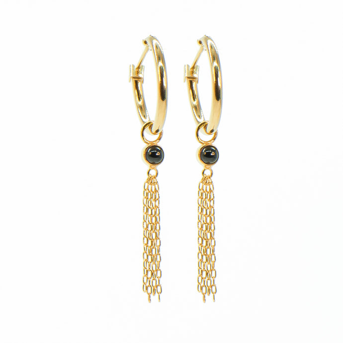Aros con colgante de onix negro y cadena por Bechi Ulivi Jewels.
 Gold-plated hoop with black onix and chain pendant made by Bechi Ulivi Jewels.