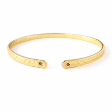 Cargar imagen en el visor de la galería, Pulsera Esclava con textura martillado y cristal rosa
