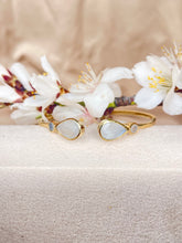Cargar imagen en el visor de la galería, Pulsera Luna piedra luna arco iris
