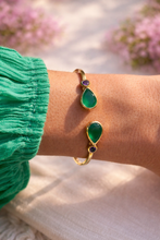 Cargar imagen en el visor de la galería, modelo con pulsera luna ónix verde
Modelo con esclava dorada con lágrimas de onix verde y amatista por Bechi Ulivi Jewels
Pulsera luna onix verde
