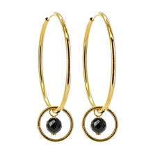 Cargar imagen en el visor de la galería, Criollas grandes o aros grandes bañados en oro con aro pequeño y bola de piedra onix negro.
Gold-plated big hoops with another small hoop on it and a round black onyx stone.
