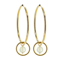 Cargar imagen en el visor de la galería, Criollas grandes o aros grandes bañados en oro con aro pequeño y bola de piedra prenite.
Gold-plated big hoops with another small hoop on it and a round prehnite stone.
