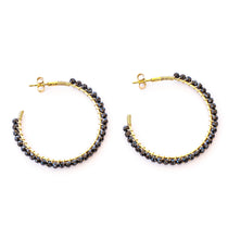 Cargar imagen en el visor de la galería, Black onyx, gold-plated black onyx hoops by Bechi Ulivi Jewels.
Aros bañados en oro con onix negro por Bechi Ulivi Jewels.

