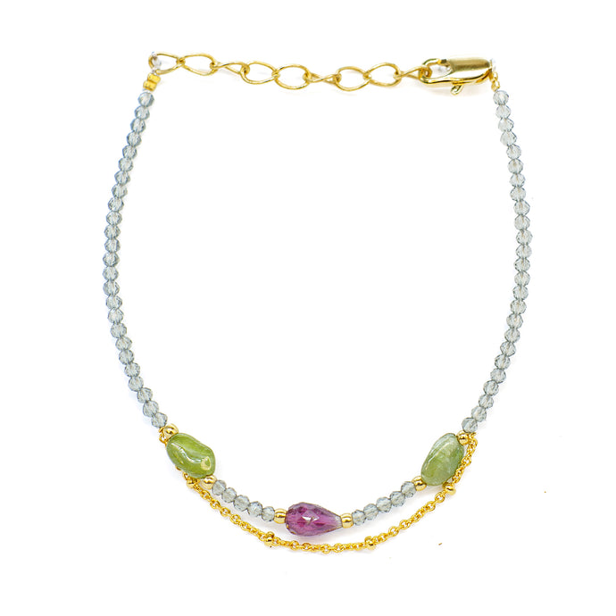 Pulsera de cuentas de cuarzo ahumado y turmalina con cadena bañada en oro por Bechi Ulivi Jewels.
Smoky quartz and tourmaline beaded bracelet with gold-plated chain by Bechi Ulivi Jewels.