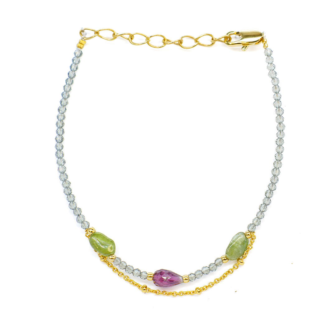 Pulsera de cuentas de cuarzo ahumado y turmalina con cadena bañada en oro por Bechi Ulivi Jewels.
Smoky quartz and tourmaline beaded bracelet with gold-plated chain by Bechi Ulivi Jewels.
