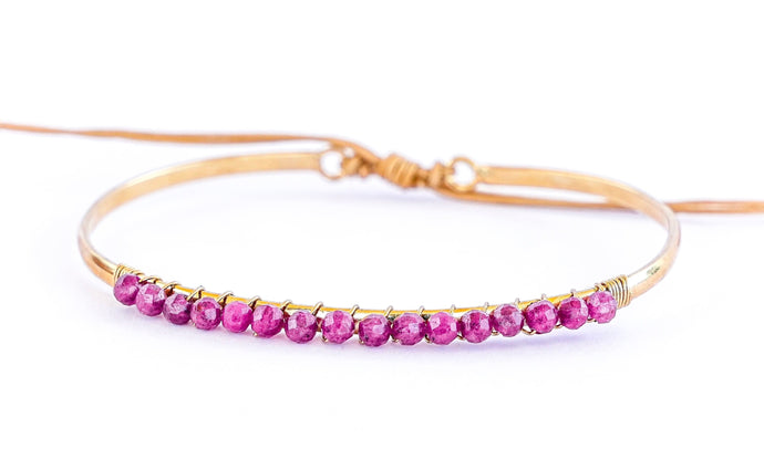 Pulsera fina bañada en oro con rubí de Bechi Ulivi Jewels
Thin, gold-plated bracelet with ruby.