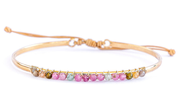 Pulsera fina bañada en oro con turmalina de Bechi Ulivi Jewels.
Thin, gold-plated bracelet with tourmaline by Bechi Ulivi Jewels.
