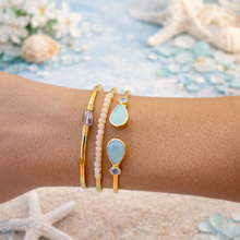 Cargar imagen en el visor de la galería, Pulsera luna calcedonia azul en modelo por Bechi Ulivi Jewels
Set de pulseras de piedras naturales y bañadas en oro por Bechi Ulivi Jewels
