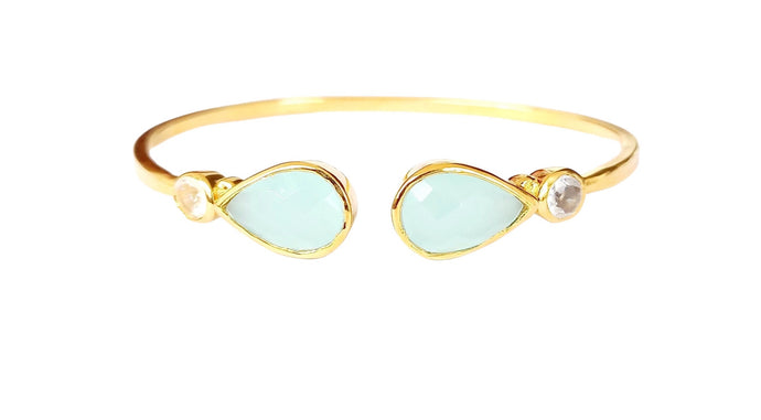 Brazalete bañado en oro con calcedonia azul de Bechi Ulivi Jewels
Thin, gold-plated bracelet with blue chalcedony by Bechi Ulivi Jewels.