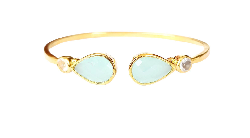 Brazalete bañado en oro con calcedonia azul de Bechi Ulivi Jewels
Thin, gold-plated bracelet with blue chalcedony by Bechi Ulivi Jewels.