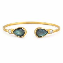 Cargar imagen en el visor de la galería, pulsera luna labradorita
esclava dorada con labradorita
pulsera bañada en oro con lagrimas de labradorita y piedra luna por Bechi Ulivi Jewels.
