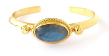Cargar imagen en el visor de la galería, Pulsera esclava bañada en oro con labradorita hecha por Bechi Ulivi Jewels.
Gold-plated cuff bracelet with labradorite by Bechi Ulivi Jewels.
