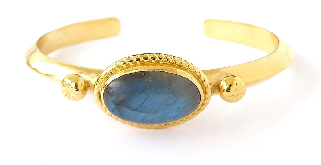 Pulsera esclava bañada en oro con labradorita hecha por Bechi Ulivi Jewels.
Gold-plated cuff bracelet with labradorite by Bechi Ulivi Jewels.