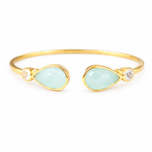 Cargar imagen en el visor de la galería, Pulsera luna calcedonia azul por Bechi Ulivi Jewels
Esclava dorada o bañada en oro con piedras en forma de  lagrimas de calcedonia azul y cuarzo por Bechi Ulivi Jewels
