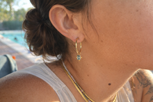 Cargar imagen en el visor de la galería, aros bañados en oro con topacio azul por Bechi Ulivi jewels
