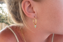 Cargar imagen en el visor de la galería, aros bañados en oro con colgante de topacio azul por Bechi Ulivi Jewels
