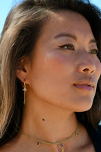 Cargar imagen en el visor de la galería, aros estrella con piedra luna blanca en modelo
