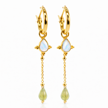 Cargar imagen en el visor de la galería, aros estrella con piedra luna por Bechi Ulivi Jewels
aros bañados en oro con piedra luna
