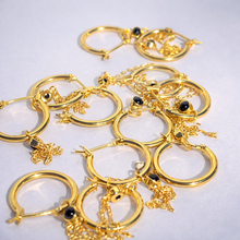 Cargar imagen en el visor de la galería, aros bañados en oro con ónix negro
