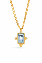 Cargar imagen en el visor de la galería, cadena plana pequeña bañada en oro con colgante de topacio azul por Bechi Ulivi Jewels
