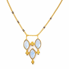 Cargar imagen en el visor de la galería, collar cadena plana pequeña con colgante de tres piedras de piedra luna en forma marquesina por Bechi Ulivi Jewels
