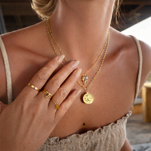 Cargar imagen en el visor de la galería, collar cadena plana con piedra luna en forma de tres marquesinas por Bechi Ulivi Jewels en modelo
