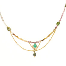 Cargar imagen en el visor de la galería, Gargantilla de turmalina y onix verde con cadena bañada en oro por Bechi Ulivi Jewels.
Tourmaline and green onyx  beaded necklace with gold-plated chain made by Bechi Ulivi Jewels.
