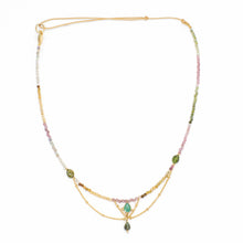 Cargar imagen en el visor de la galería, Gargantilla de turmalina y onix verde con cadena bañada en oro por Bechi Ulivi Jewels.
Tourmaline and green onyx  beaded necklace with gold-plated chain made by Bechi Ulivi Jewels.
