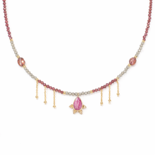 Cargar imagen en el visor de la galería, gargantilla de piedras pequeñas de granate, cuarzo ahumado, turmalina y ruby con latón bañado en oro por Bechi Ulivi Jewels
