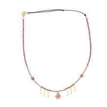 Cargar imagen en el visor de la galería, Gargantilla de granate, cuarzo ahumado, y turmalina con cadena bañada en oro por Bechi Ulivi Jewels.
Garnet, smoky quartz and tourmaline beaded necklace with gold-plated chain by Bechi Ulivi Jewels.
